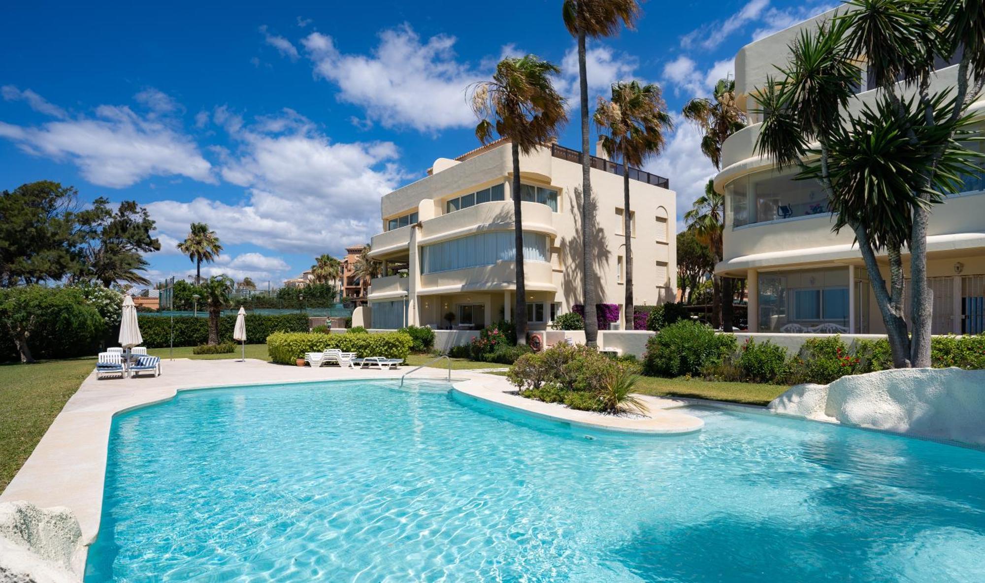 Beachfront Neptuno I, Complex,Views,Pool,Garden, Elviria Marbella Eksteriør bilde