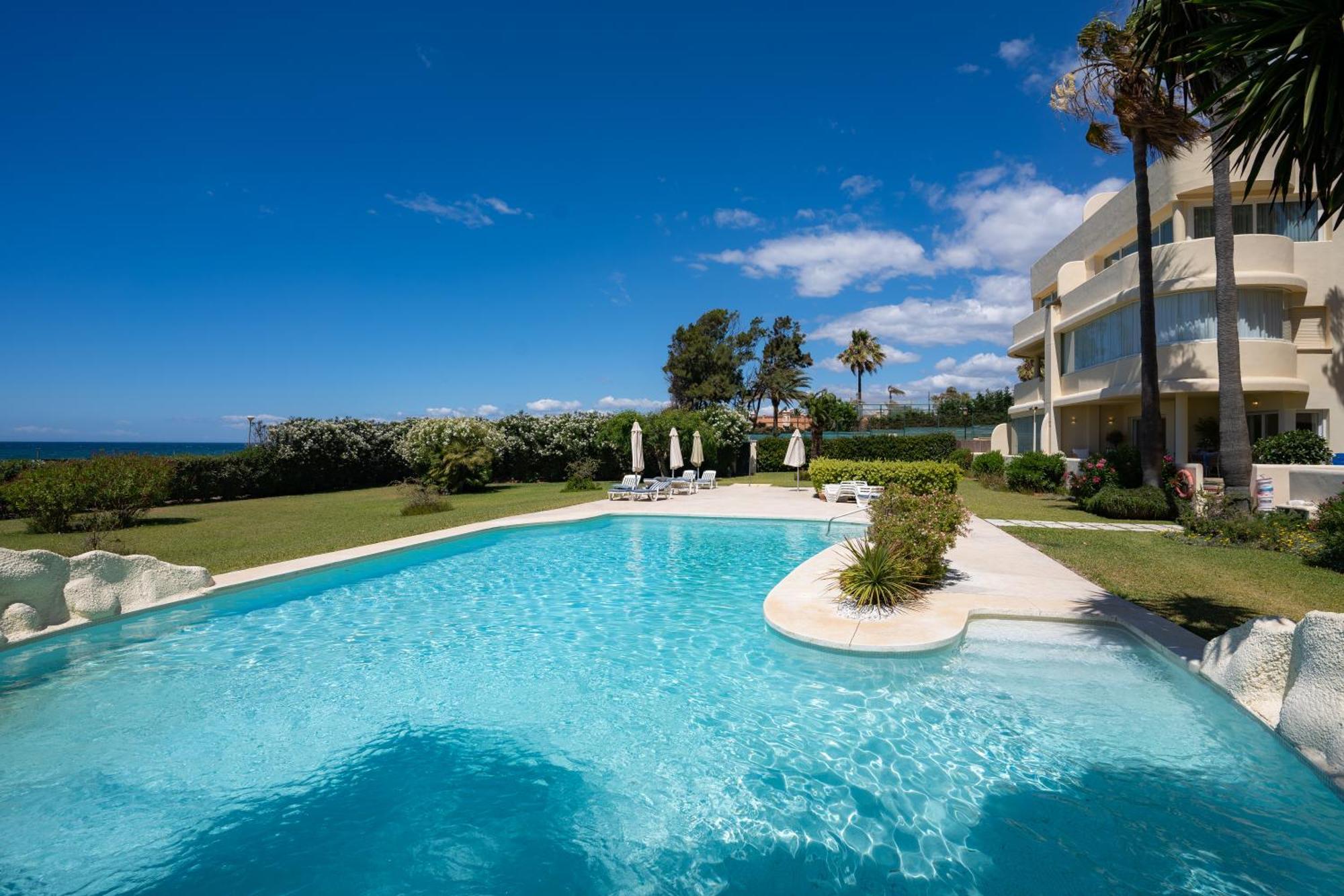 Beachfront Neptuno I, Complex,Views,Pool,Garden, Elviria Marbella Eksteriør bilde